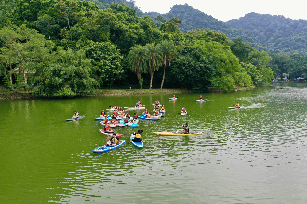 Kayaking amidst the untouched nature of Mac Lake – Cuc Phuong National Park (Source: Fanpage Vườn quốc gia Cúc Phương - Cuc Phuong National Park)